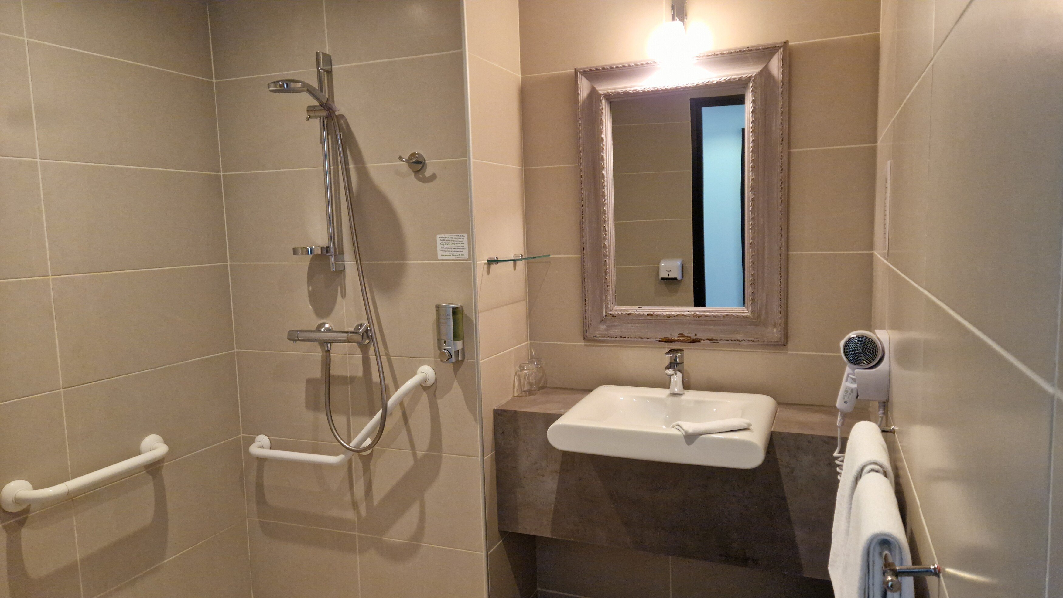 Salle de bain, Chambre Confort Twin PMR