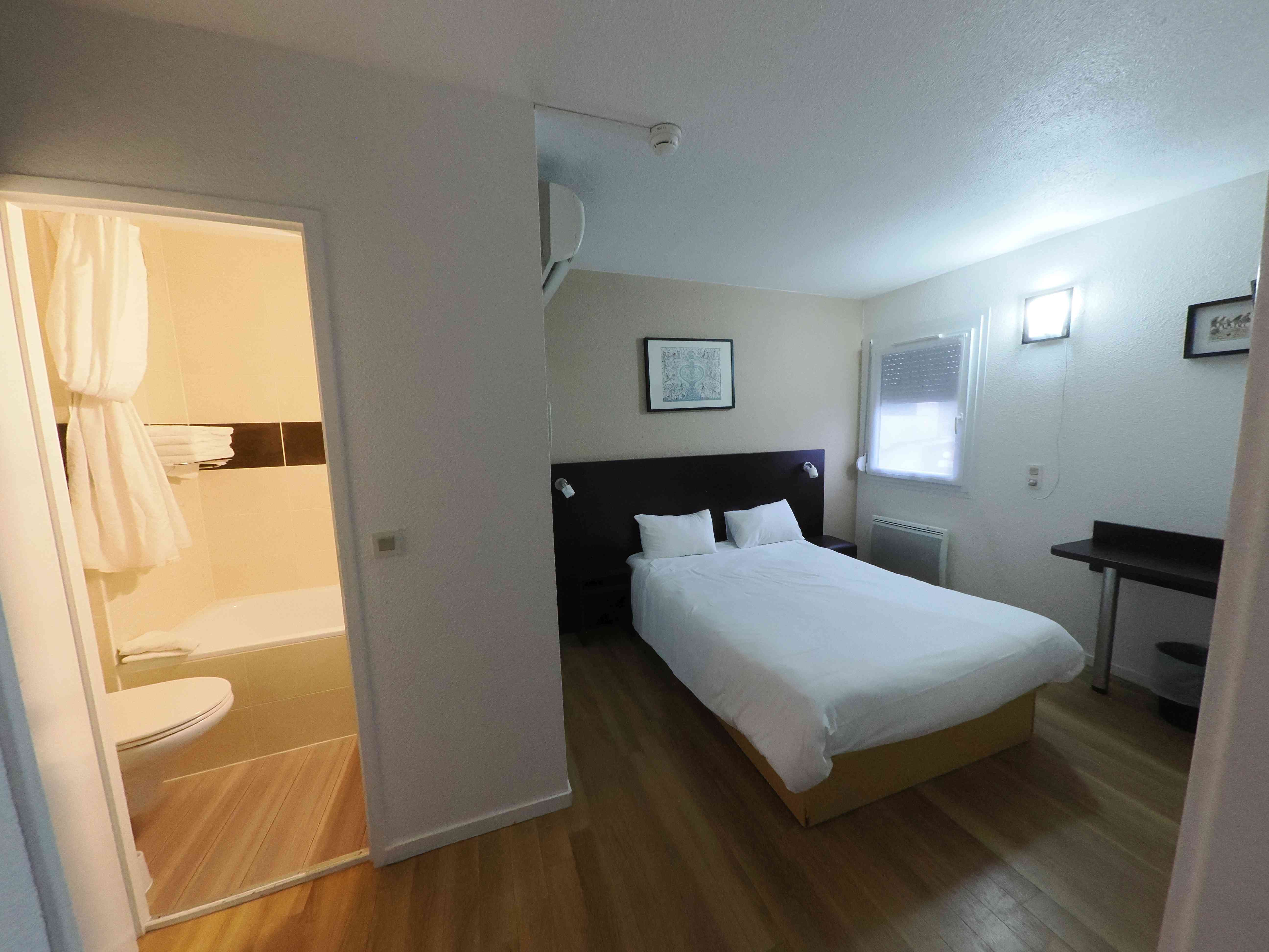 Chambres climatisées équipées d'un lit double, de 2 lits simples, 2 baignoires, 2 wc, 2 lavabos ainsi que de 2 bureaux et de 2 penderies.