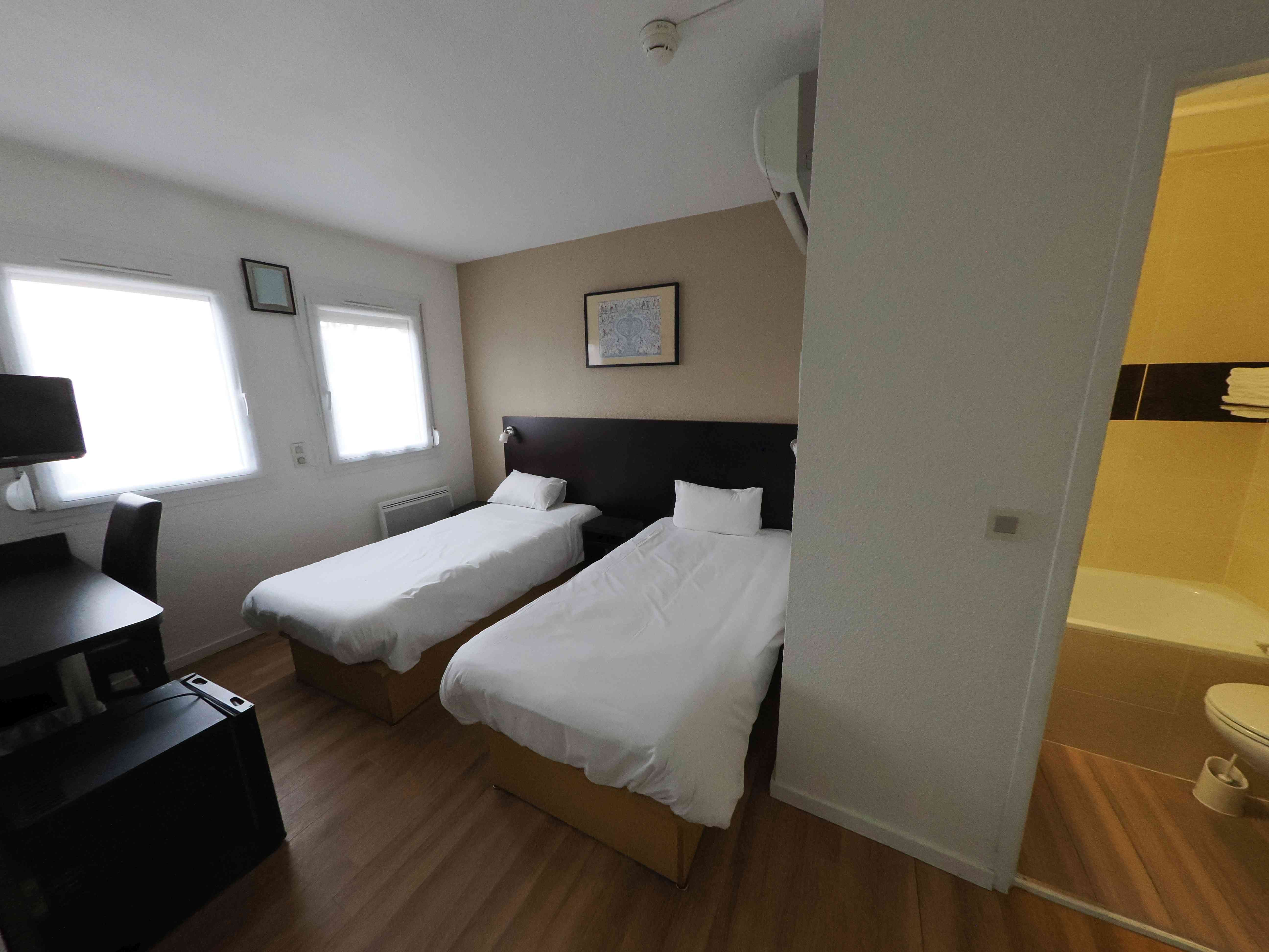 Chambres climatisées équipées d'un lit double, de 2 lits simples, 2 baignoires, 2 wc, 2 lavabos ainsi que de 2 bureaux et de 2 penderies.