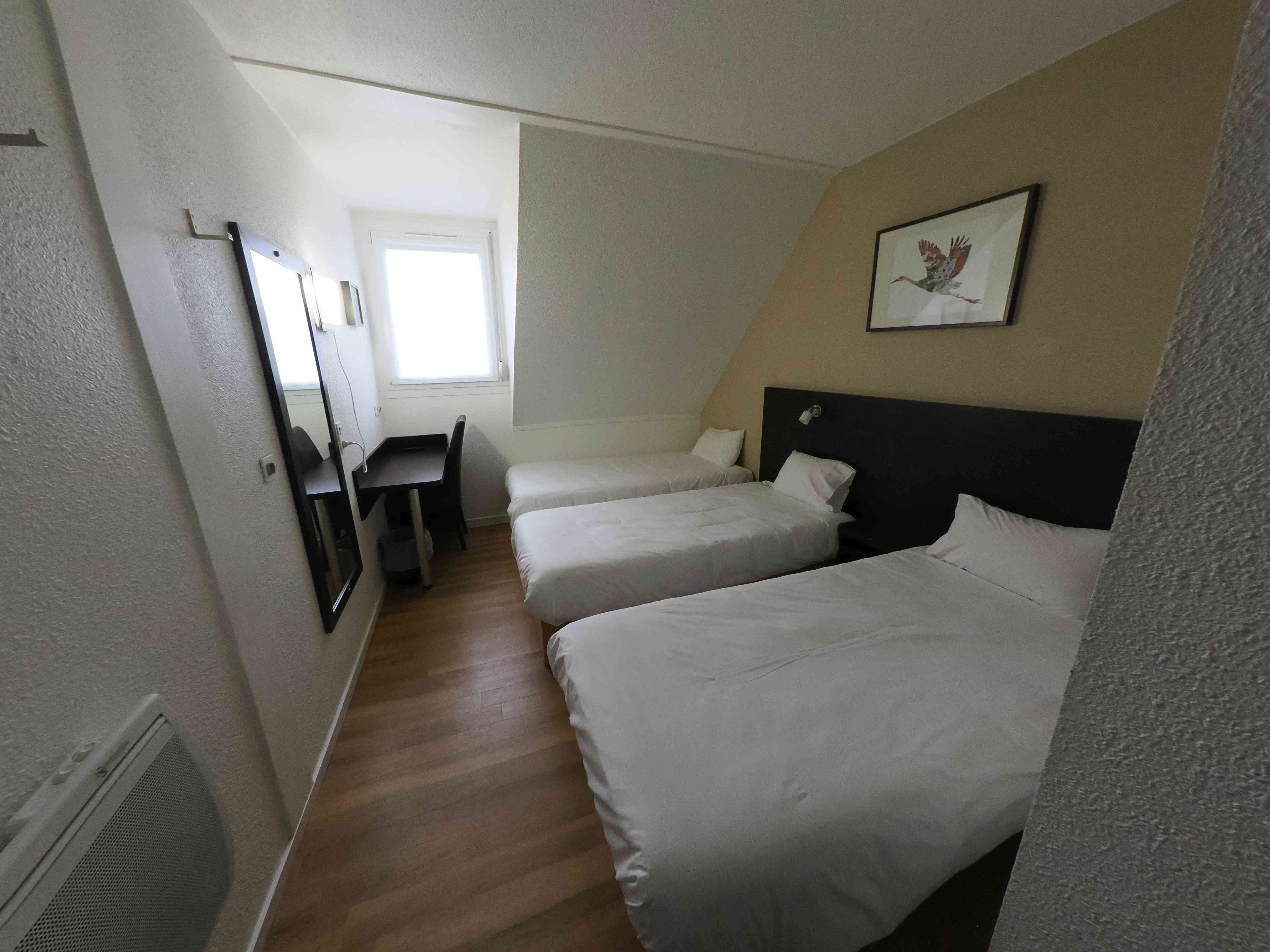 Chambres climatisées équipées de 3 lits simples, baignoire, wc, lavabo ainsi que d'un bureau et d'une penderie.