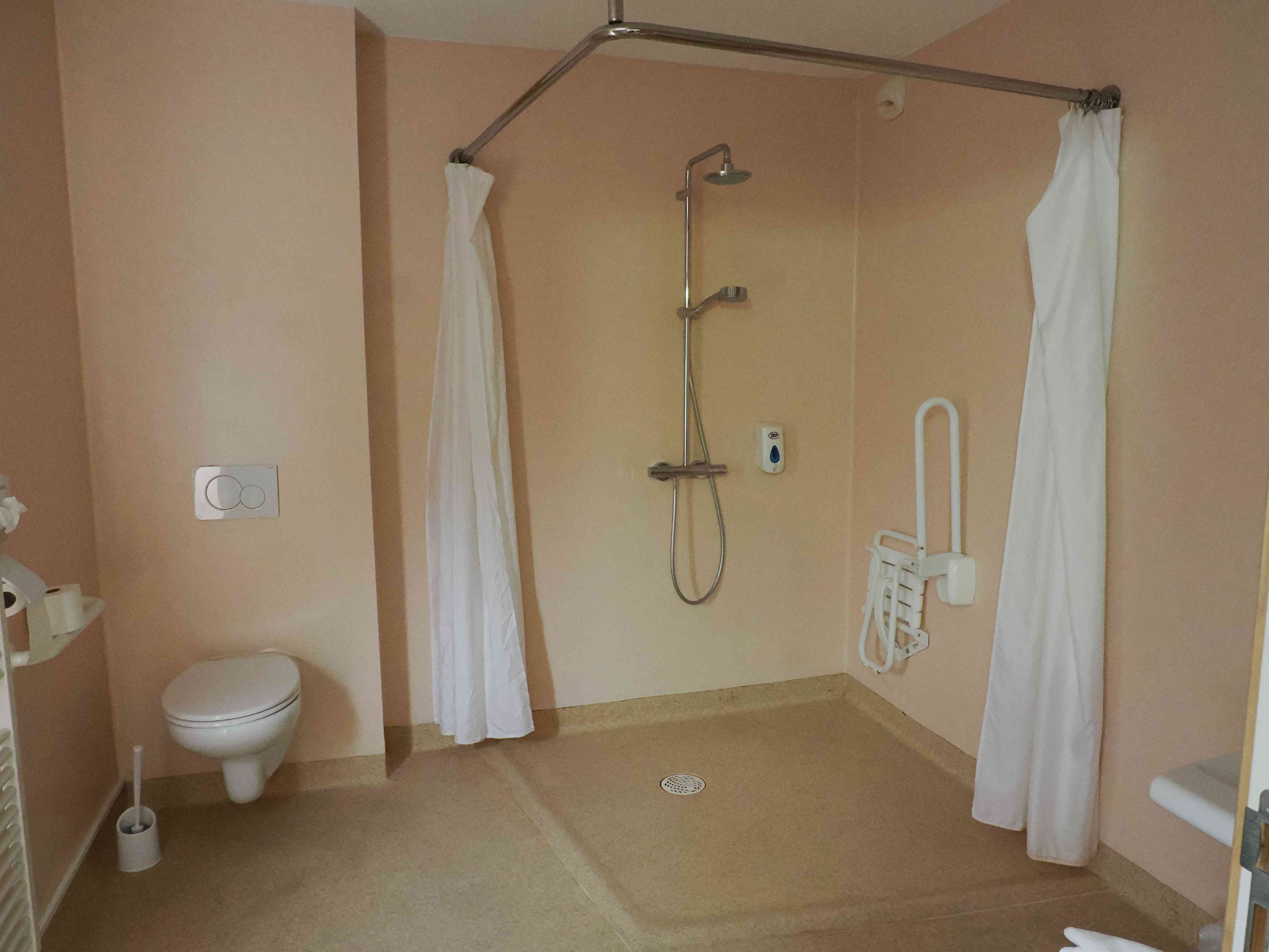 Salle d'eau des chambres PMR