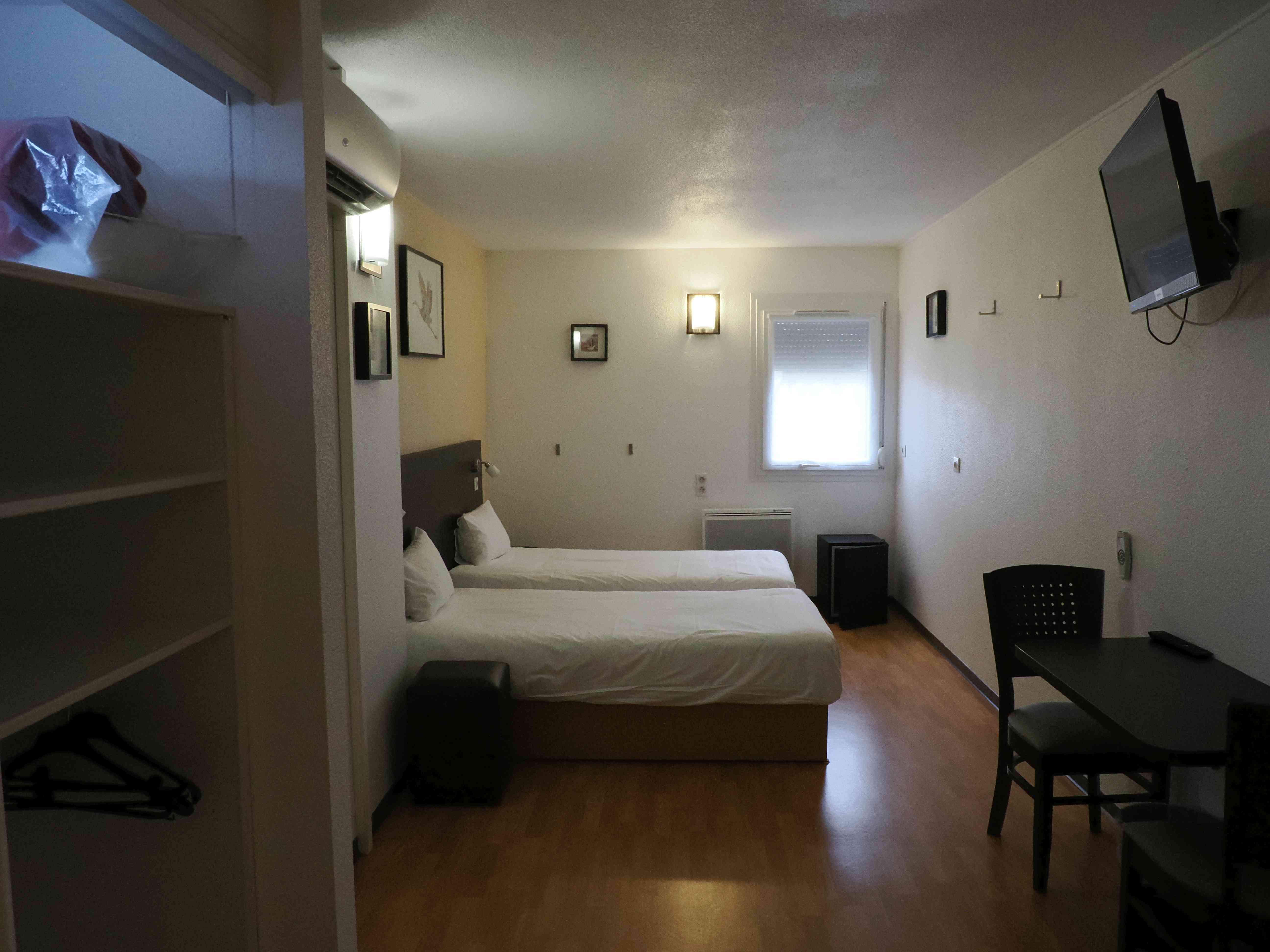 Chambres climatisées équipées de 2 lits simples, douche, wc, lavabo ainsi que d'un bureau et d'une penderie.