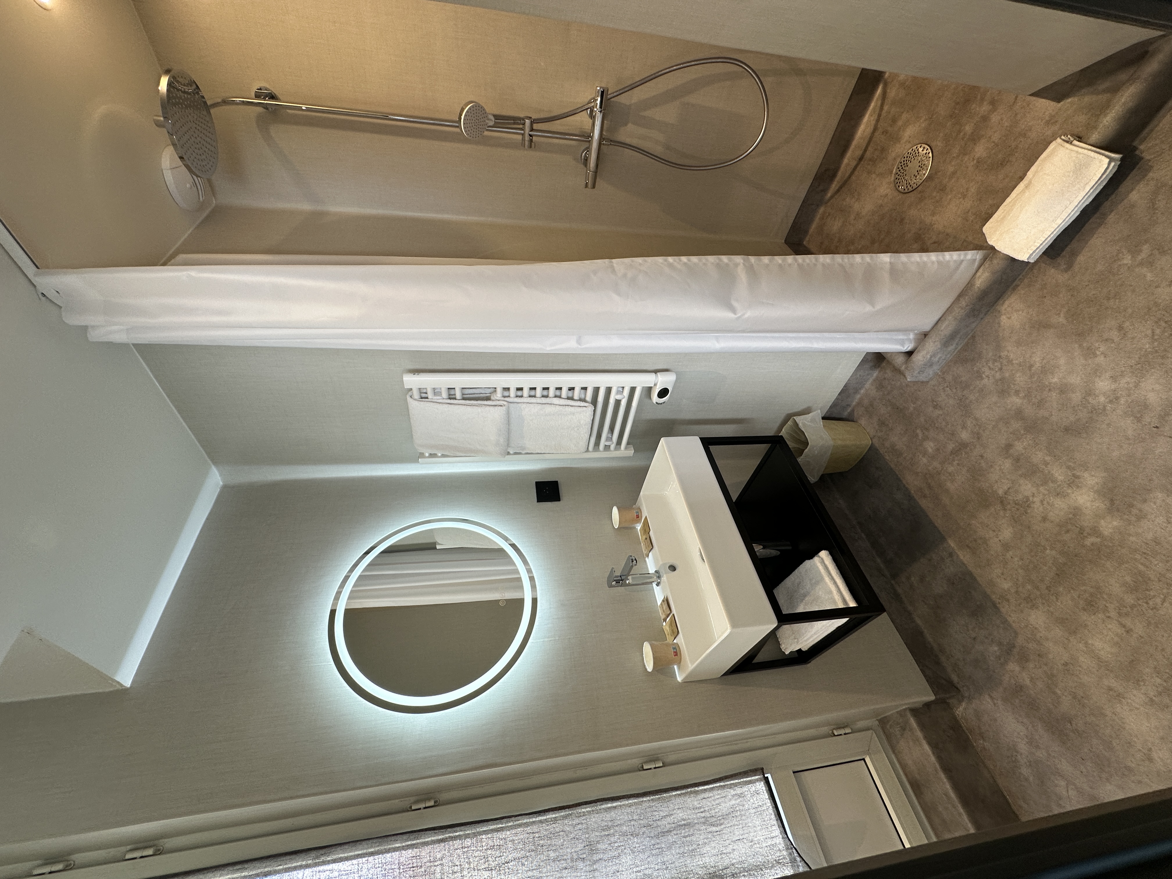 Salle d'eau avec fenêtre chambre double douche wc, double balcon