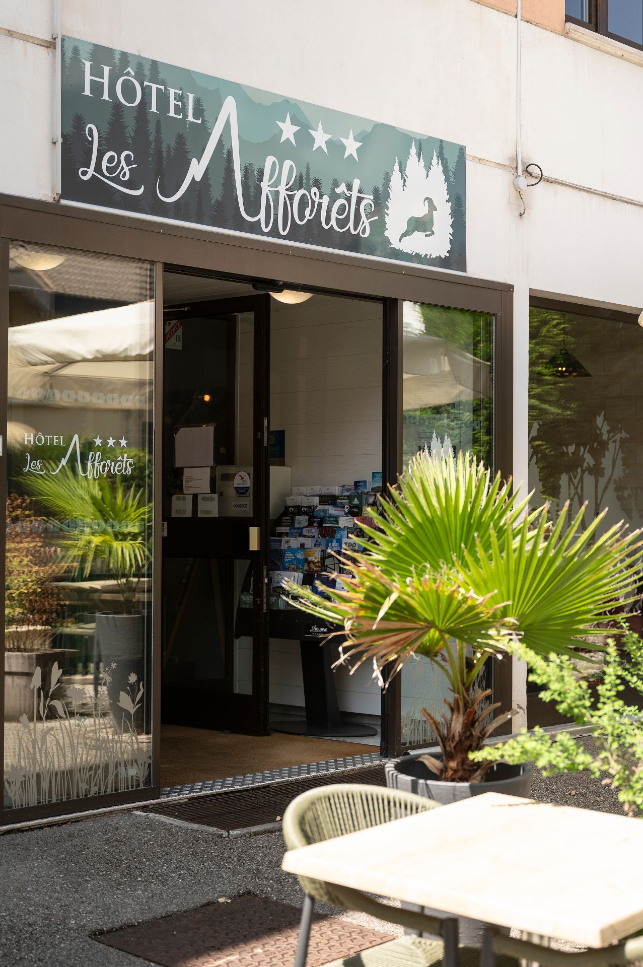 Entrée de l'hôtel / Hotel Entrance