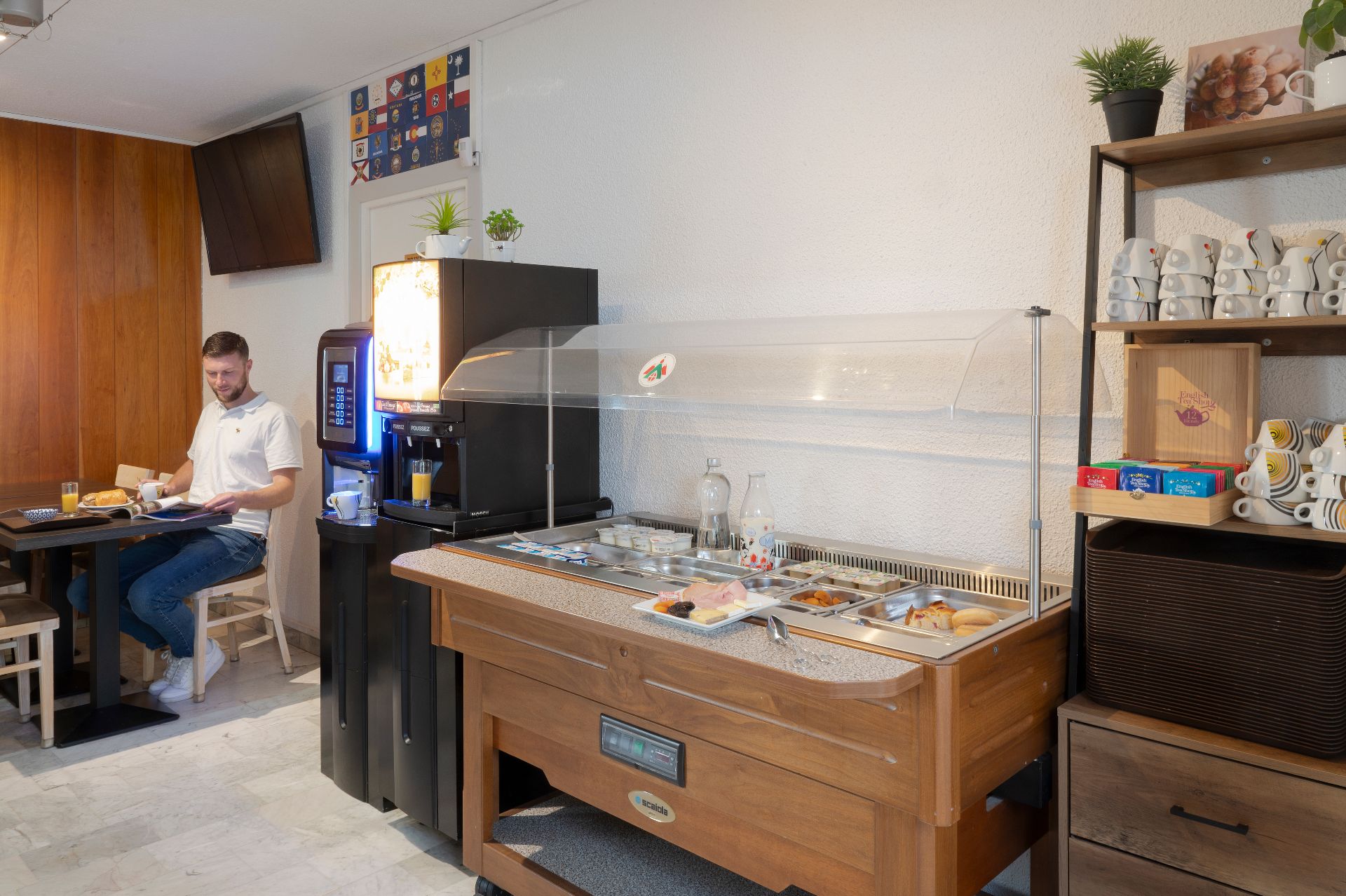 Salle de petit-déjeuner / Breakfast Room