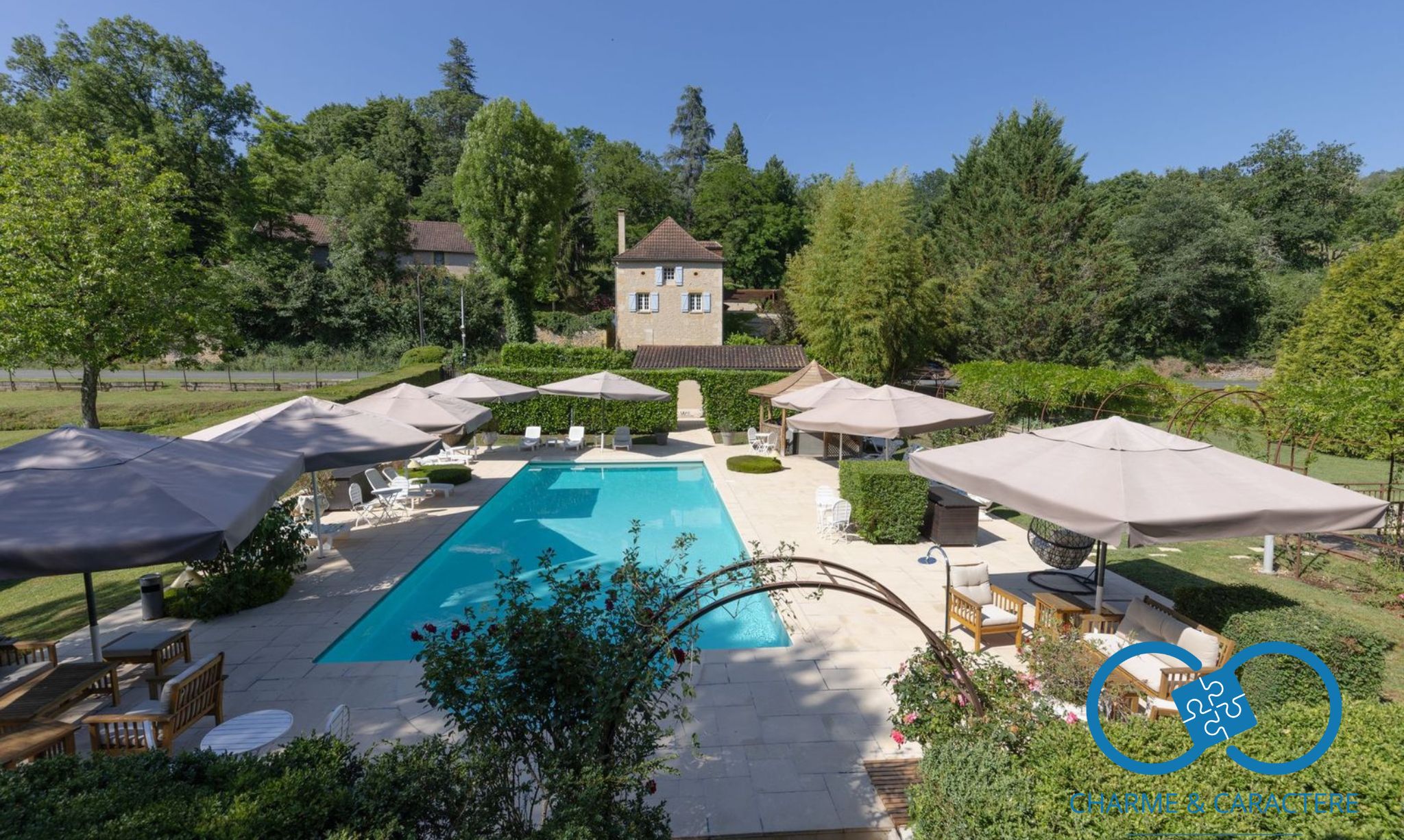 Extérieur avec piscine