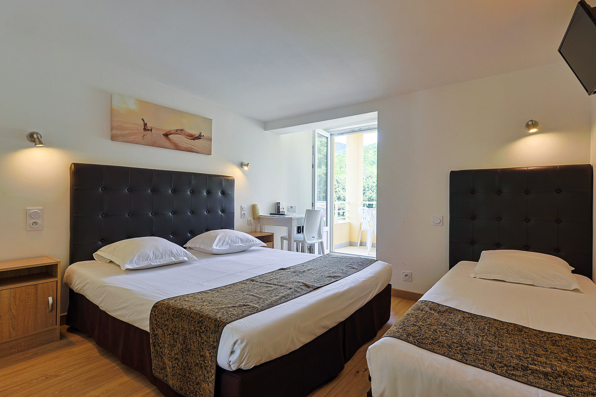 CHAMBRE TRIPLE COTE COUR COLLINE