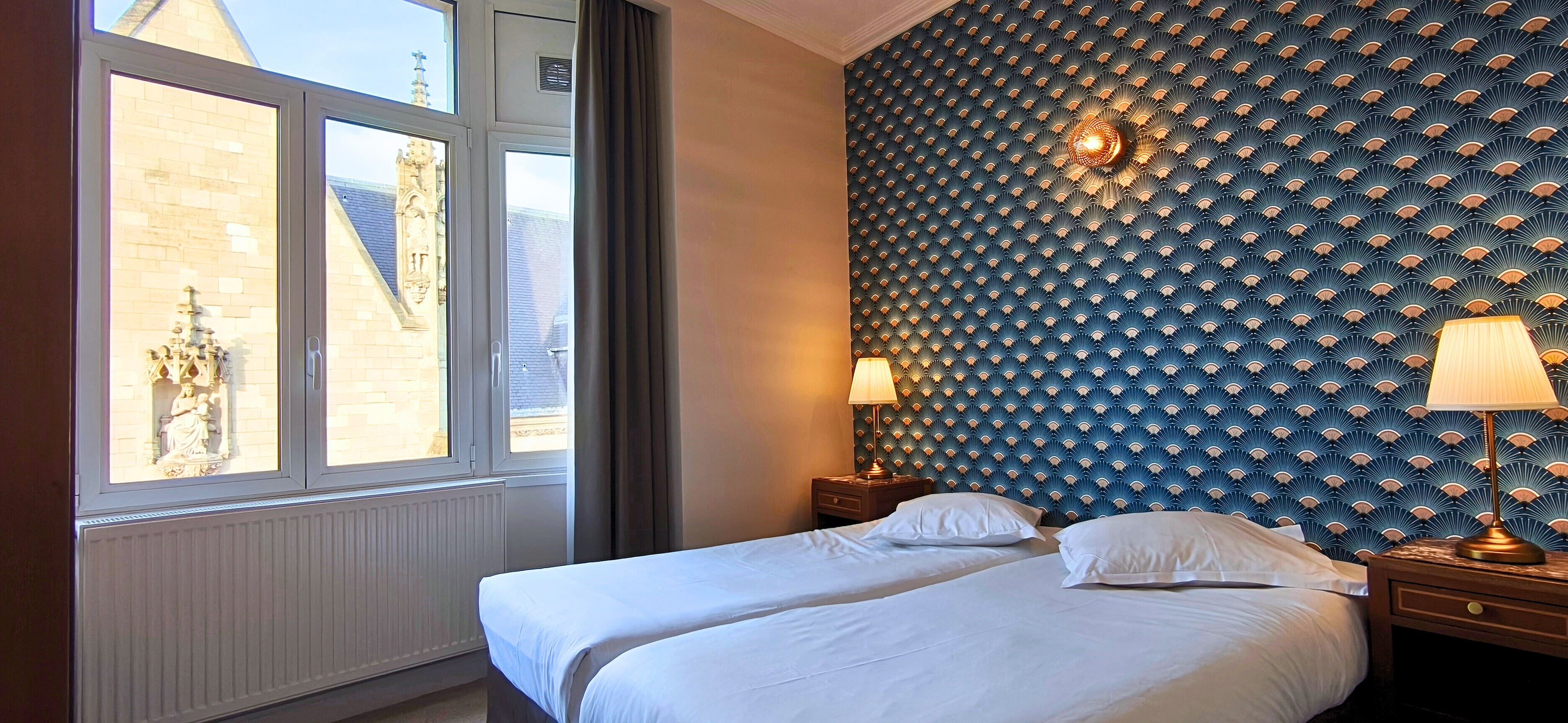 Chambre Confort Twin rénovée dans un style Art Déco - vue église Saint Maurice à Lille