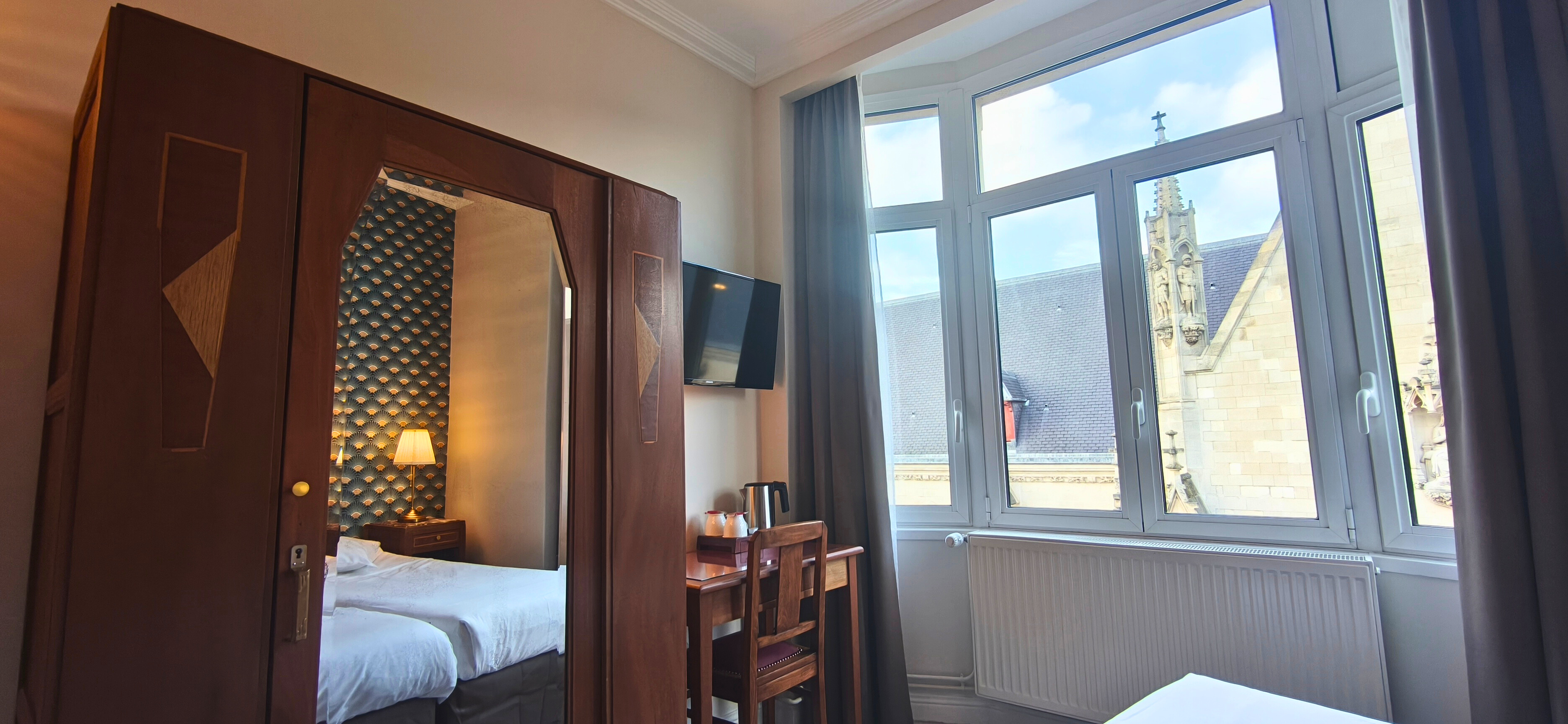 Chambre Confort Twin rénovée avec mobilier Art Déco d'origine - coin bureau, plateau courtoisie, TV écran plat et Wifi