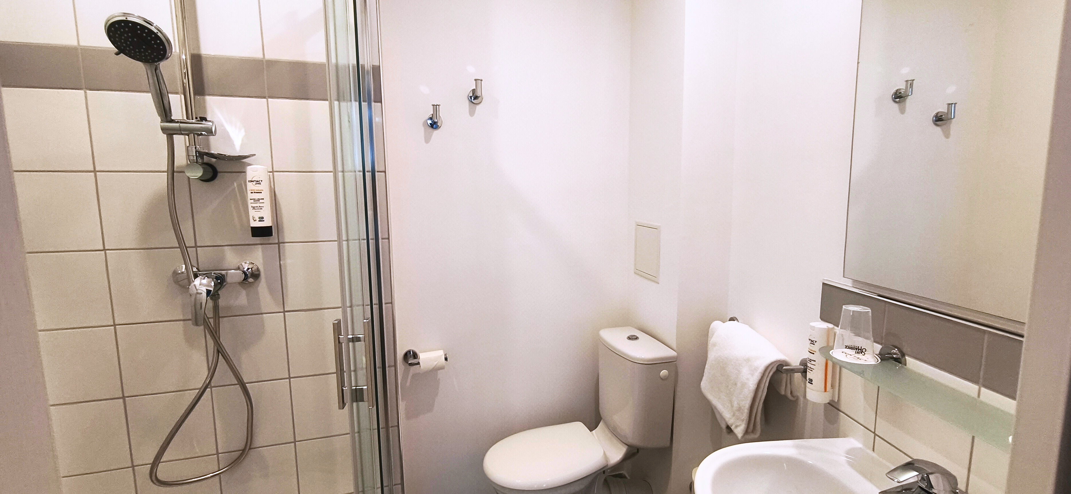 Chambre Confort Twin rénovée - salle d'eau privative avec douche, lavabo, WC et sèche-cheveux