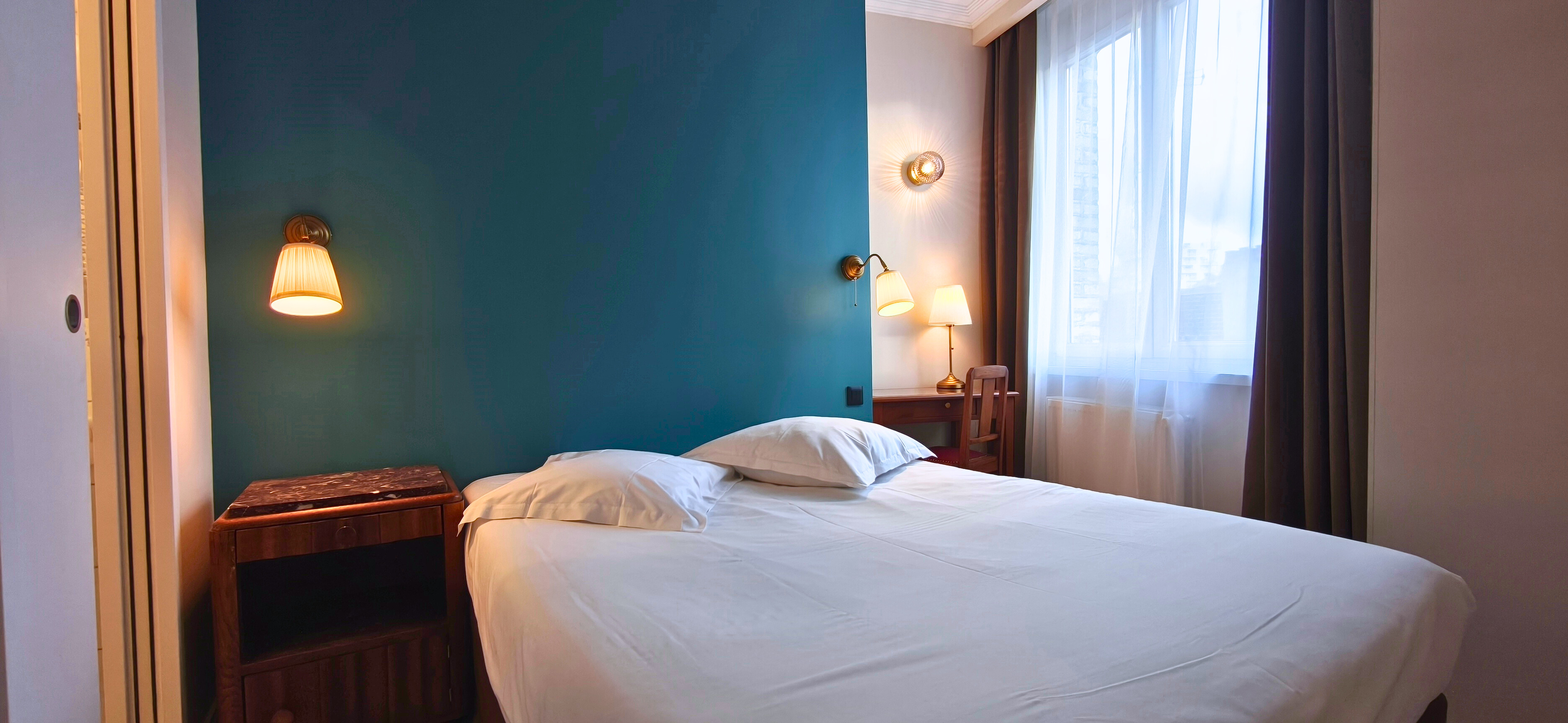 Chambre Standard Double rénovée dans un style néo Art Déco - coin bureau - vue cour