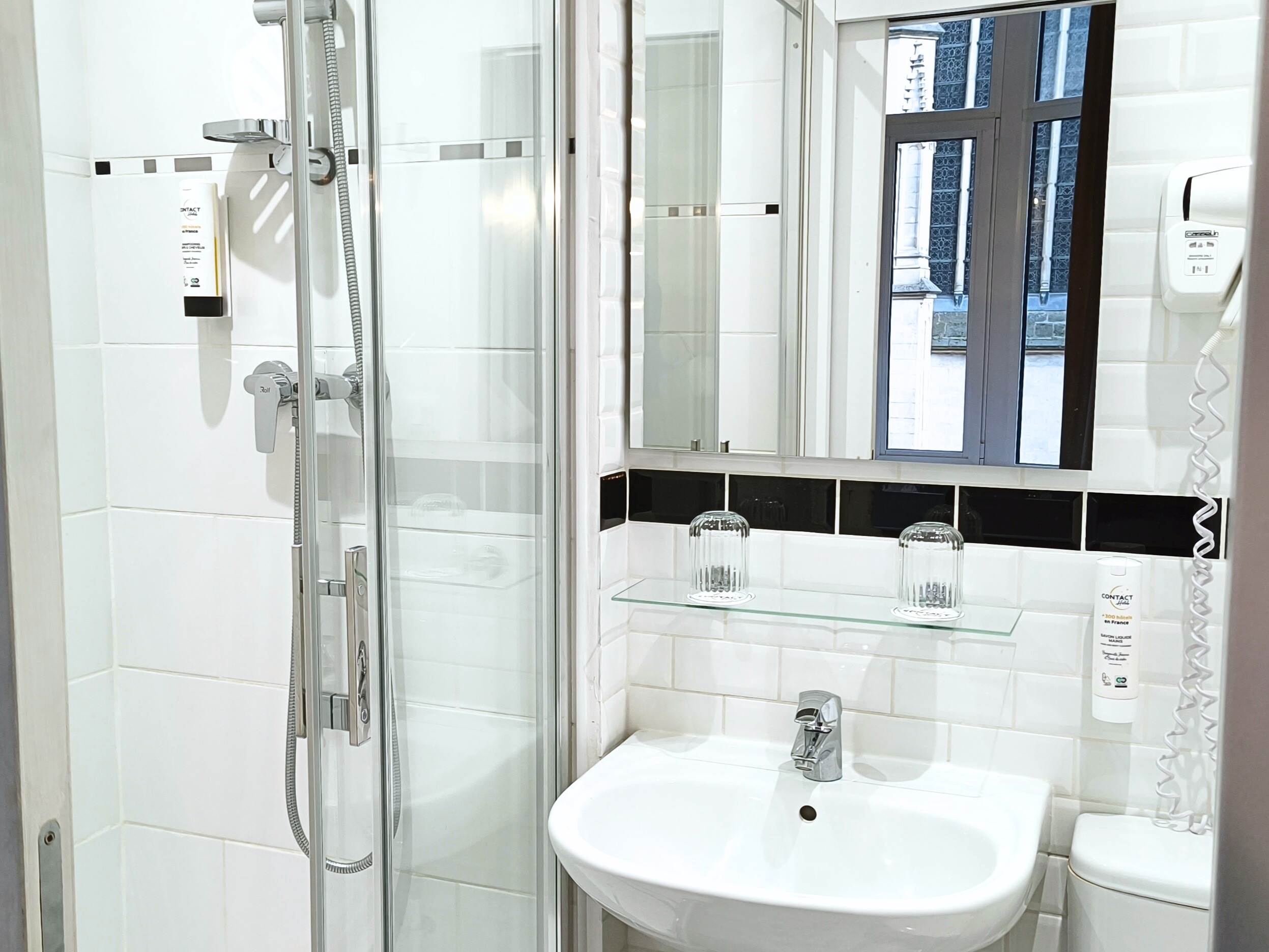 Chambre Standard Double rénovée - salle d'eau privative avec douche, lavabo, WC et sèche-cheveux