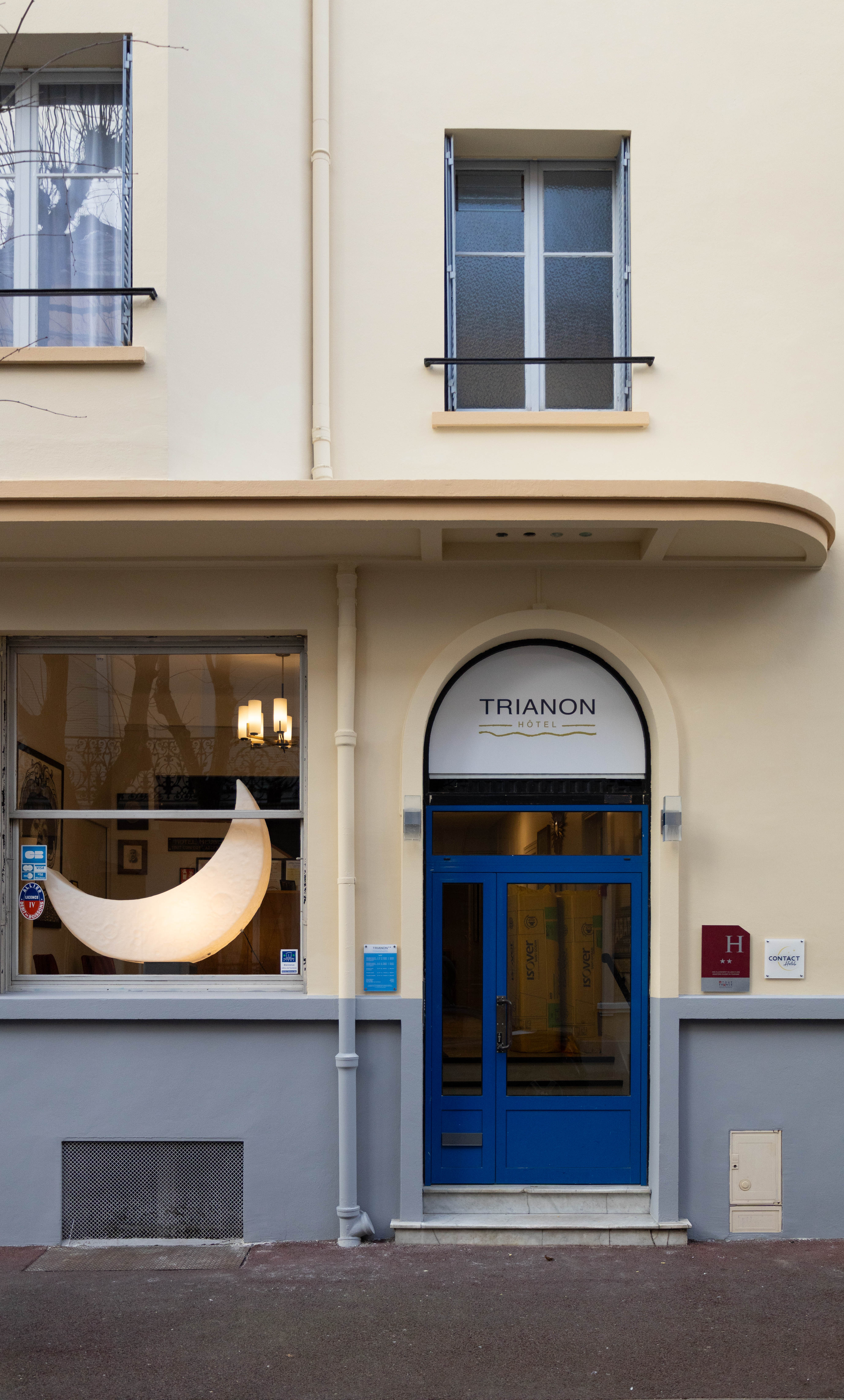Entrance to the Trianon Hotel