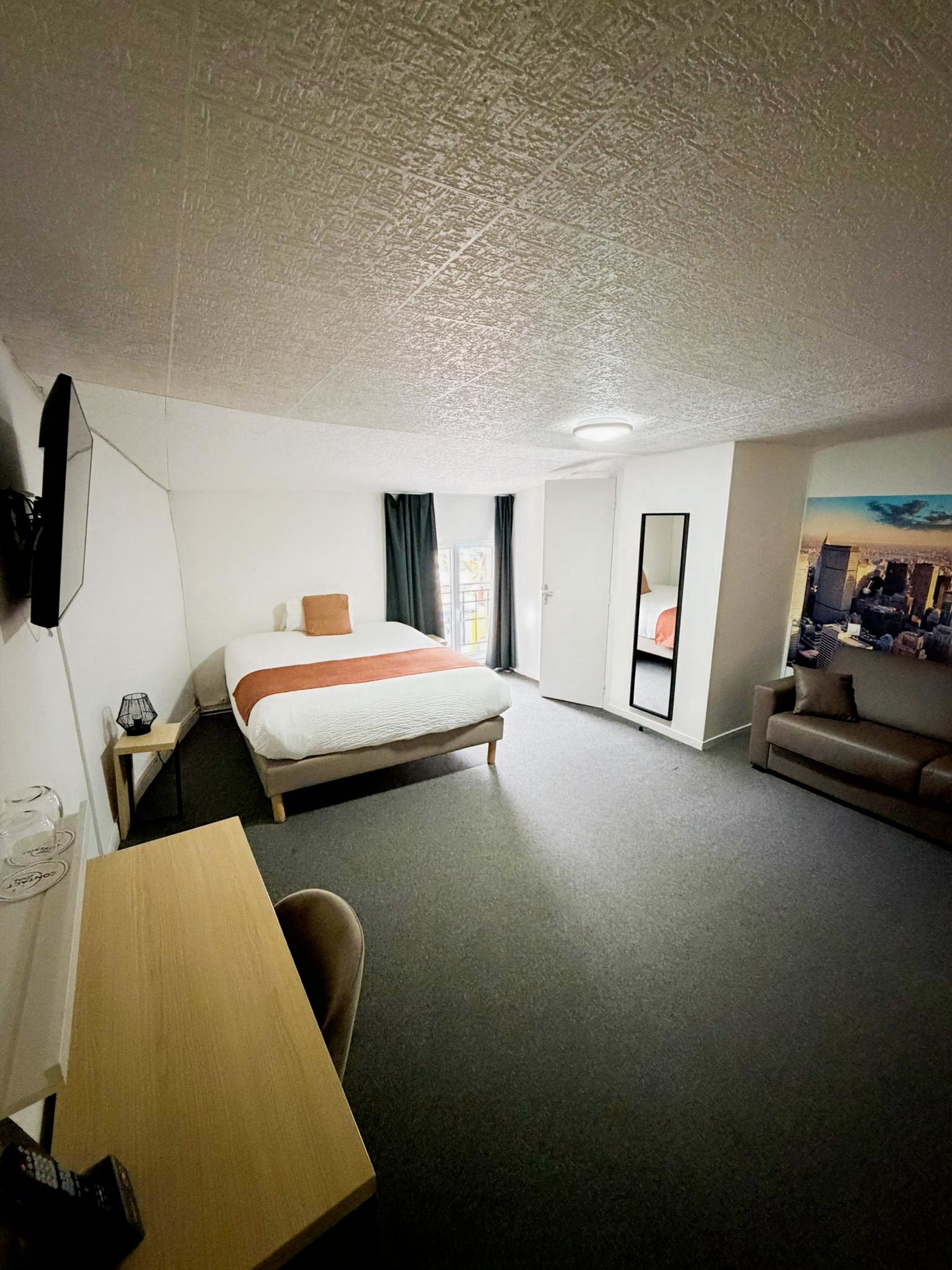 Hôtel Les Platanes  1