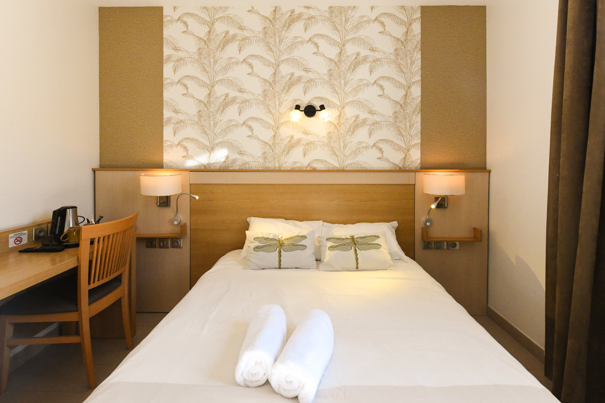 Chambre double, lit 140x190, bureau, chaise, prises électriques et usb, chevets, liseuses, porte bagage, cintres, plateau de courtoisie avec bouilloire, salle de bain, sèche cheveux, sèche serviettes, gel douche, savon mains, volet roulant, rideaux.