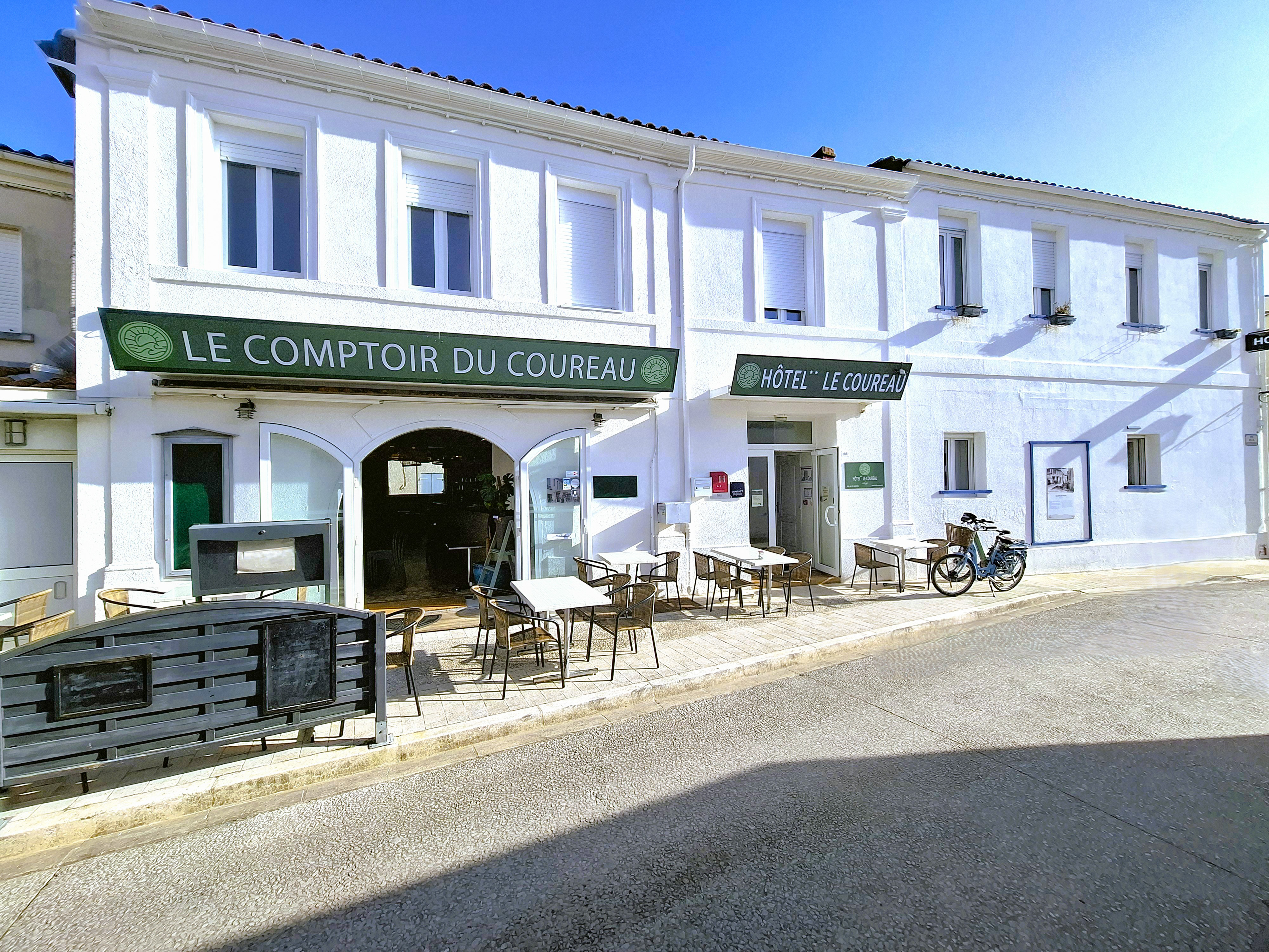Façade de l'hôtel et sa terrasse