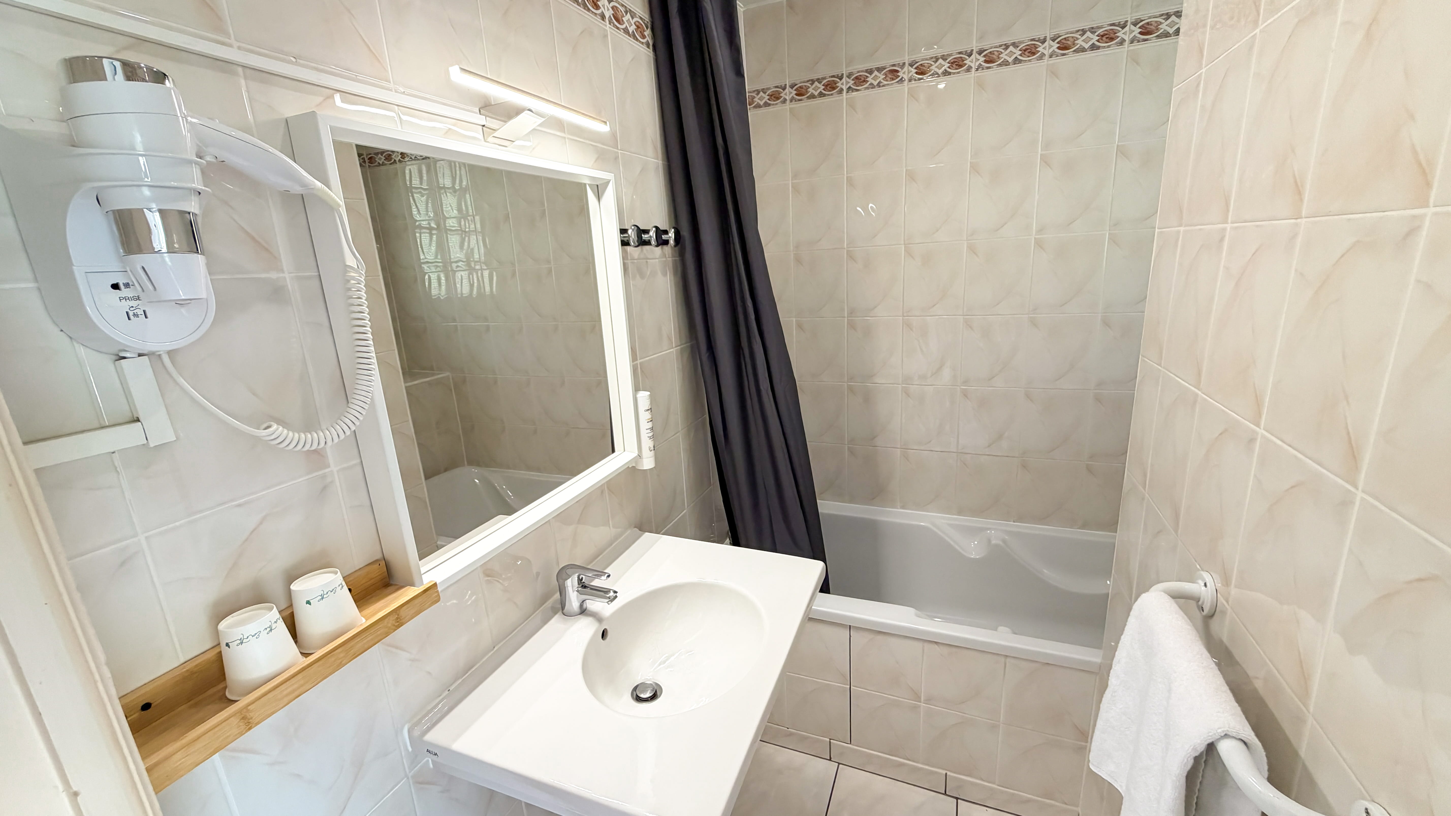 Salle de bain avec baignoire