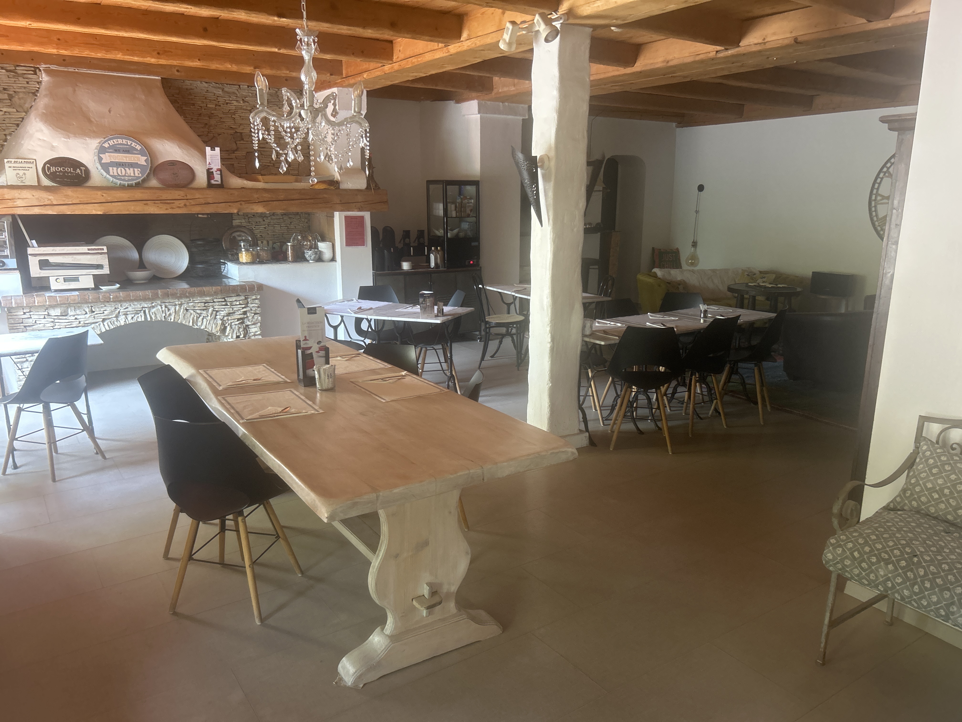 Salle de petit déjeuner de l'hôtel le Provence à Gémenos