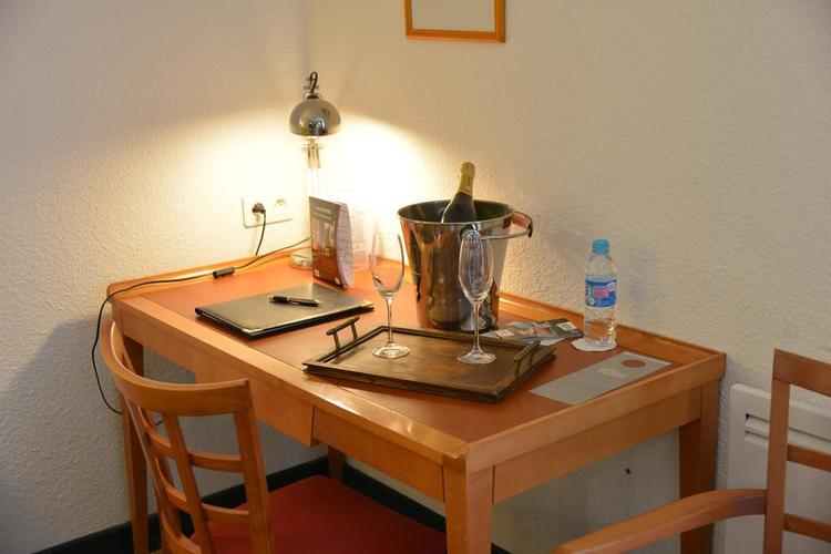 Room with desk area at the Bomotel in Montluçon