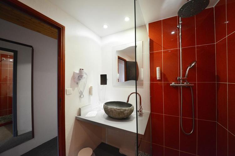 Bomotel