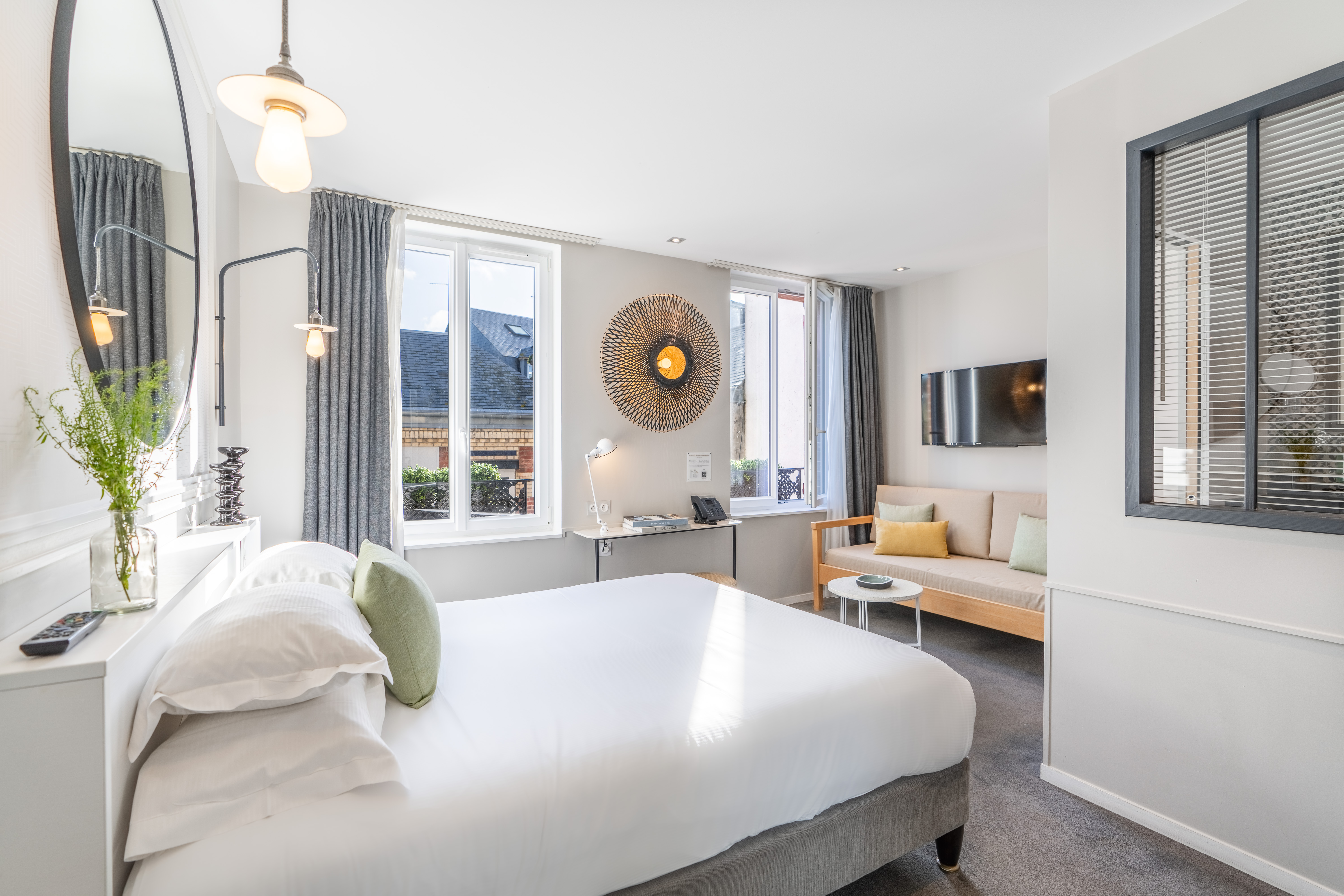 Plus spacieux, ce confortable havre de tranquillité au décor chaleureux bénéficie d’un coin détente avec un sofa.