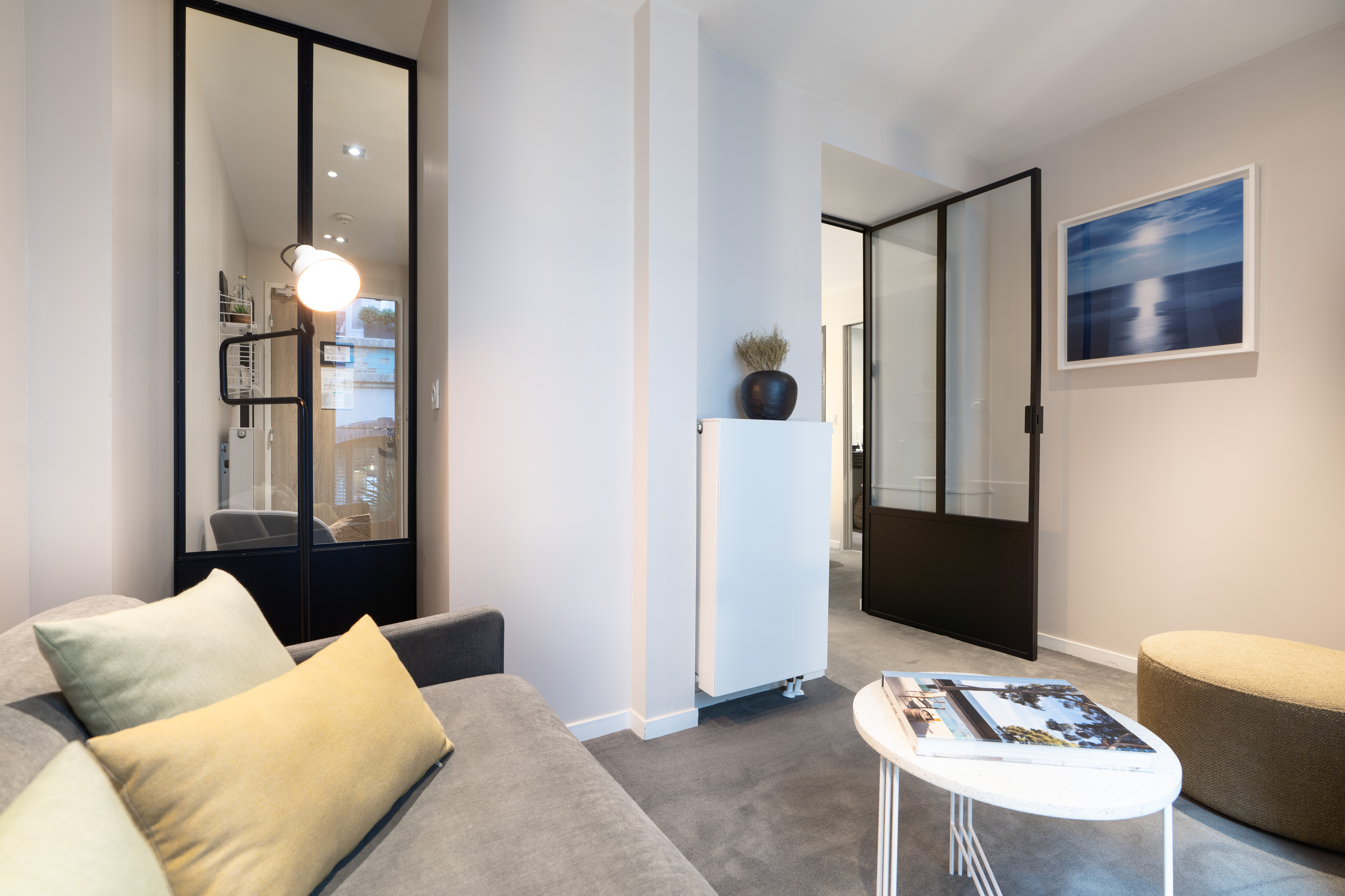 Dans un cadre harmonieux, profitez d’un salon séparé de la chambre, offrant un nouvel espace idéal pour se détendre ou accueillir deux enfants.