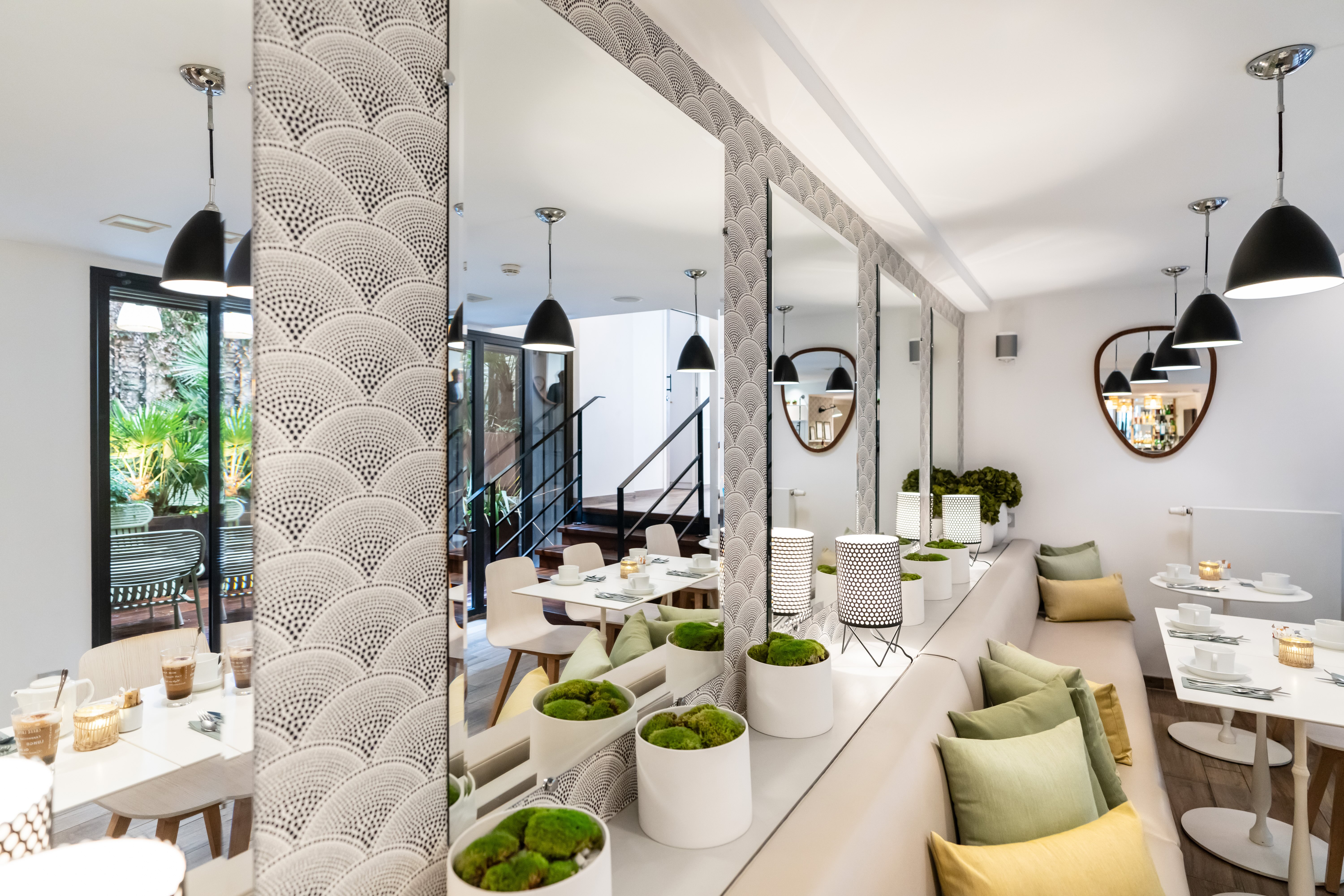 Un salon au décor soigné, pensé comme un véritable cocon pour se détendre ou se concentrer
