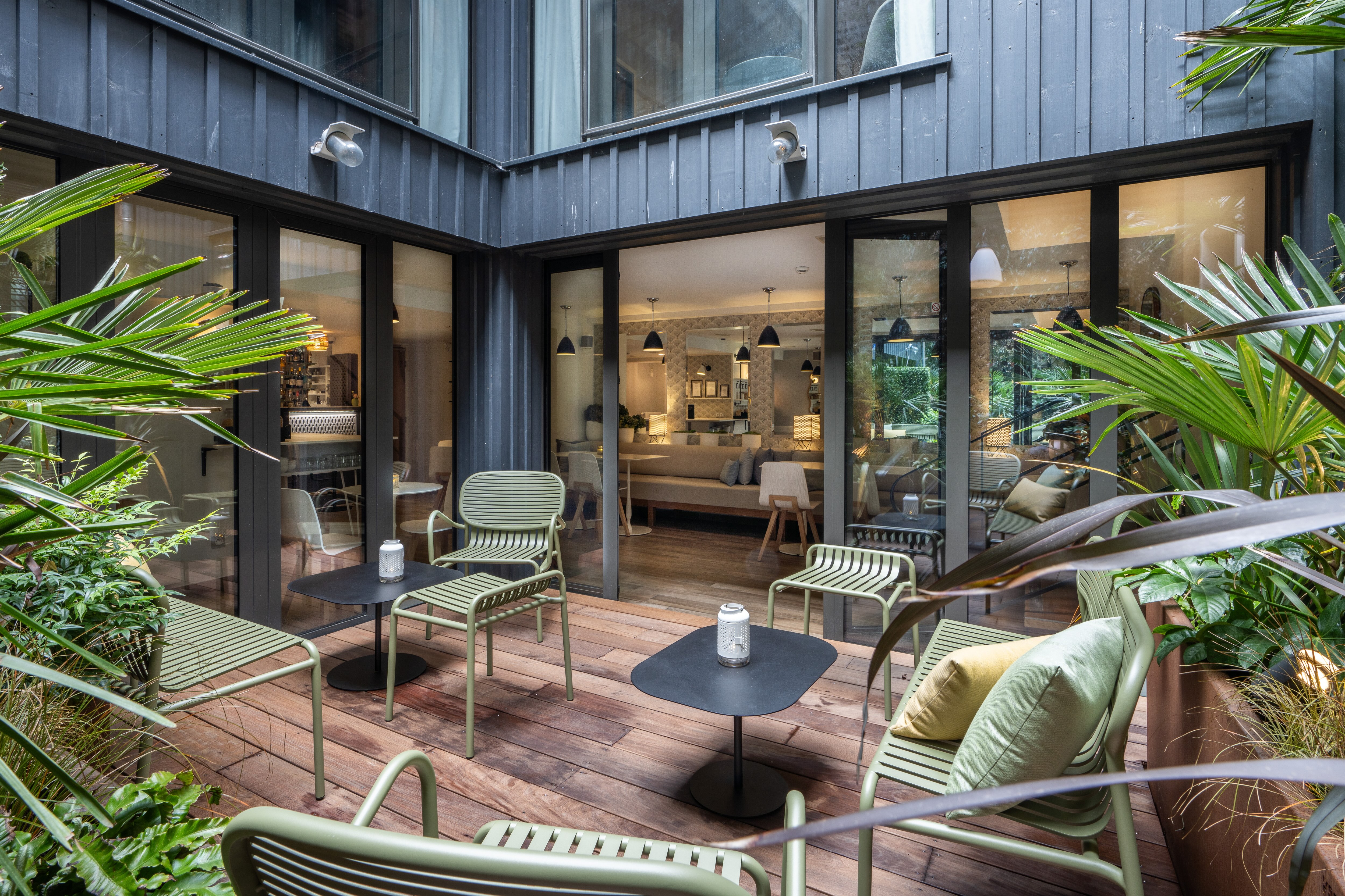 Au cœur des 2 Villas, le patio et sa végétation luxuriante offrent un havre de paix idéal pour lire, se rafraîchir ou vous détendre