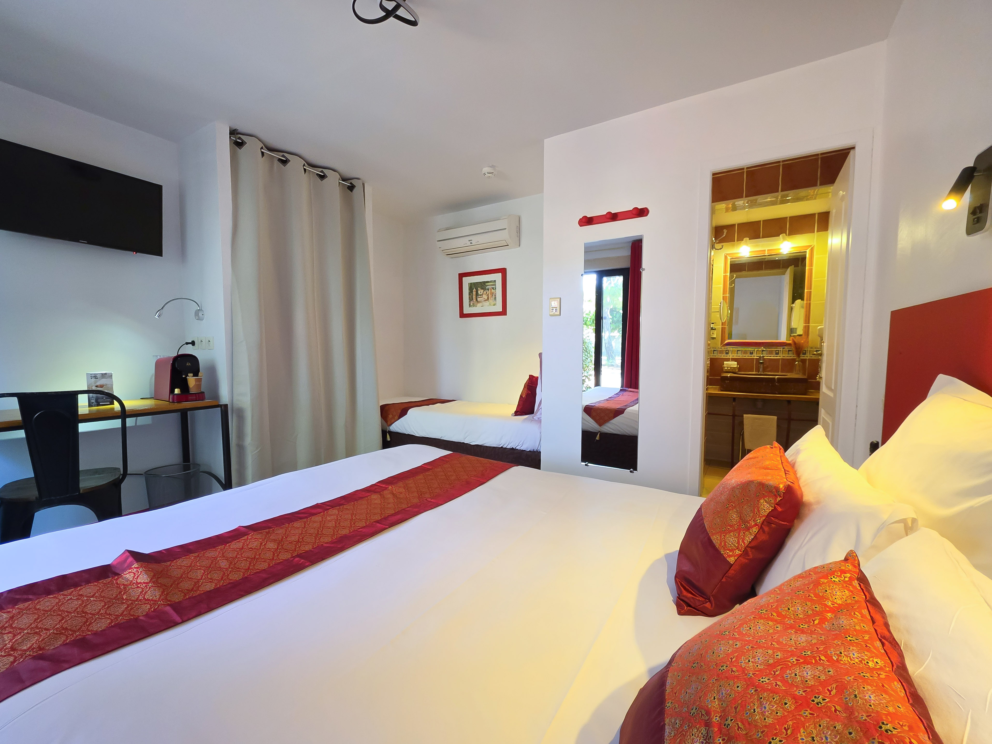 Hotel du Mas triple room with terrace